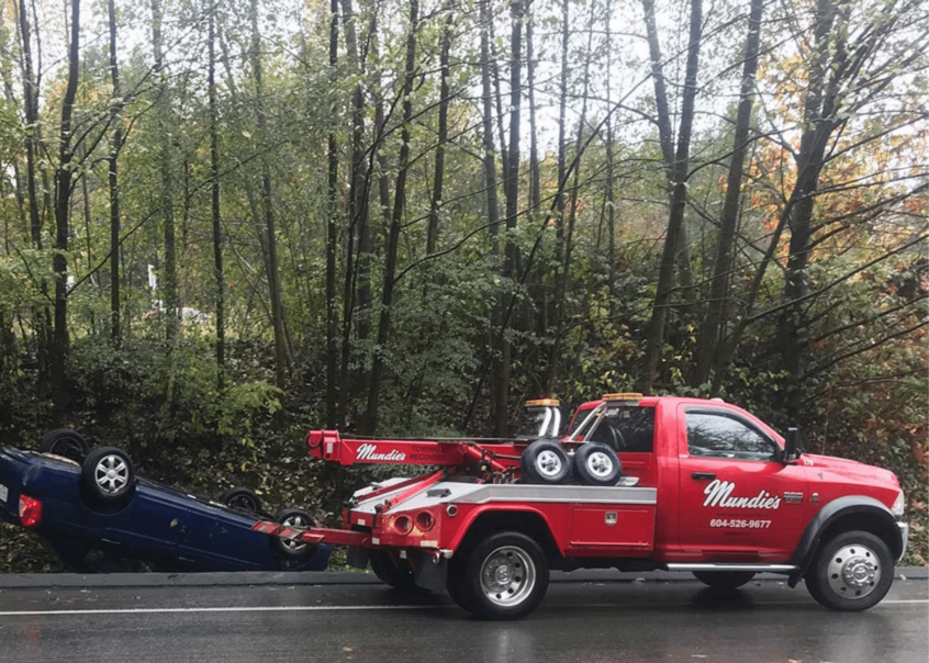 Image of Mundie's tow truck recovering a vehicle from an accident